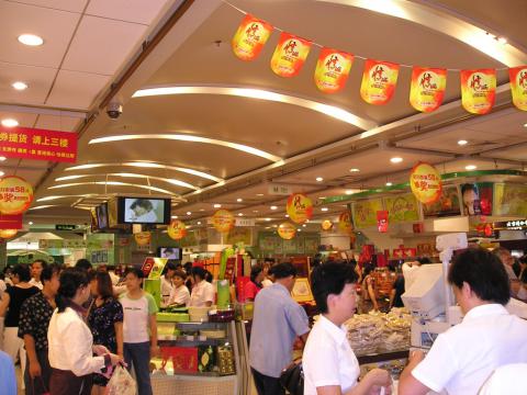 China-Australia trade_Shanghai supermarket shoppers_lgao, Flickr CC_CROP.jpg