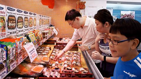 EMI Database_1280px-Asian_Family_Customers_Shopping_in_The_Super_Market_WikiCommonsEpSos.de_BODY.jpg